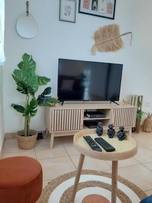 Proche Aeroport A Pied, O Nature Tille Bagian luar foto